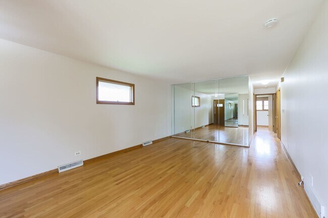 Building Photo - 650 Patricia Ln