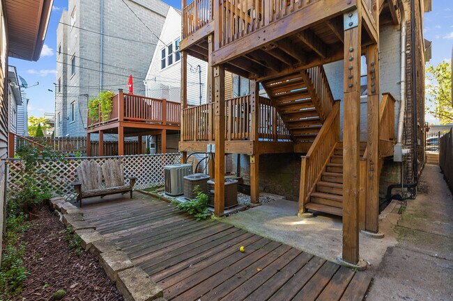 Building Photo - 2130 W Armitage Ave