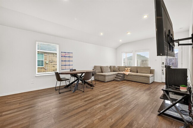 Foto del edificio - 5411 Wyndham Rdg Ln