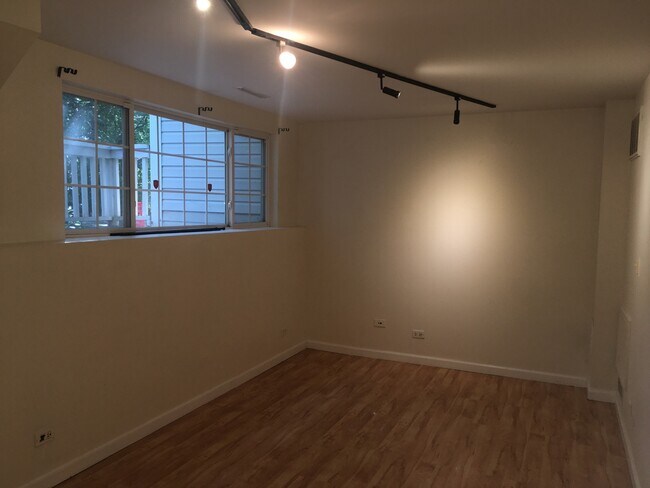 Building Photo - 318 W Whispering Oaks Ln
