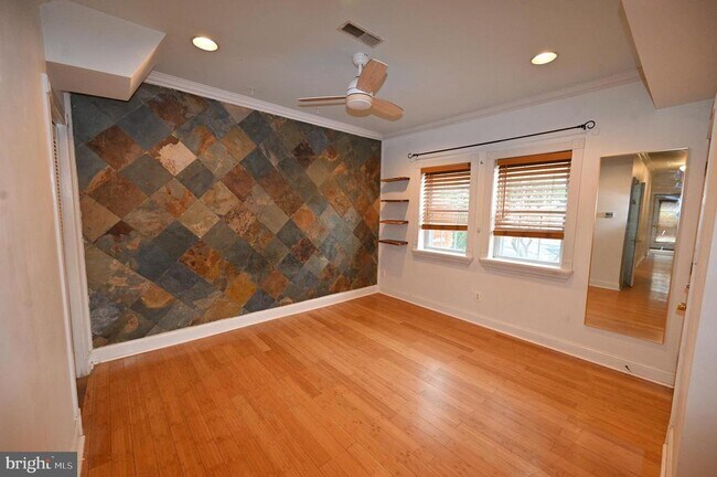 Foto del edificio - 550 Hobart Pl NW