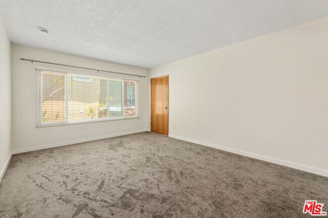 Foto del edificio - 8335 W Manchester Ave