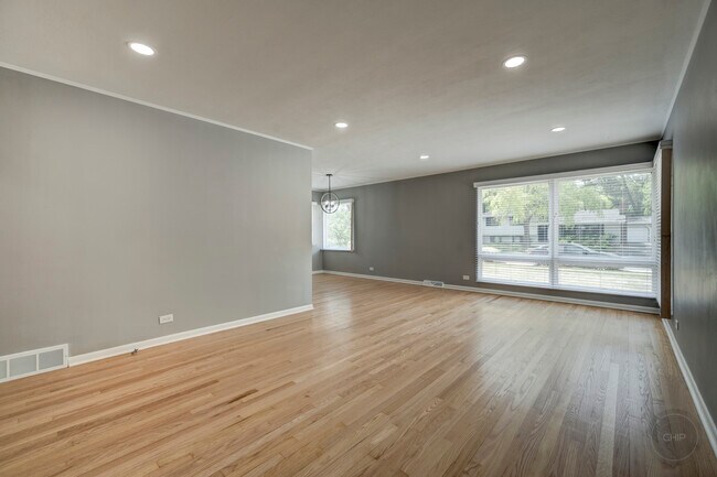 Building Photo - 325 Tamarack Ave