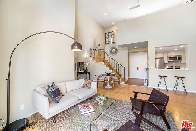 Foto del edificio - 930 N Doheny Dr