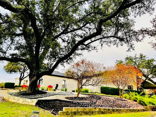 Foto del edificio - 303 Golf Crest Ln