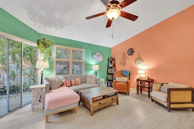 Foto del edificio - 9836 NW 9th Ct