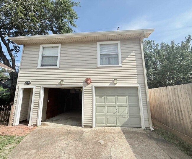 Foto del edificio - 1023 1/2 W Gardner St - West Gardner Garag...