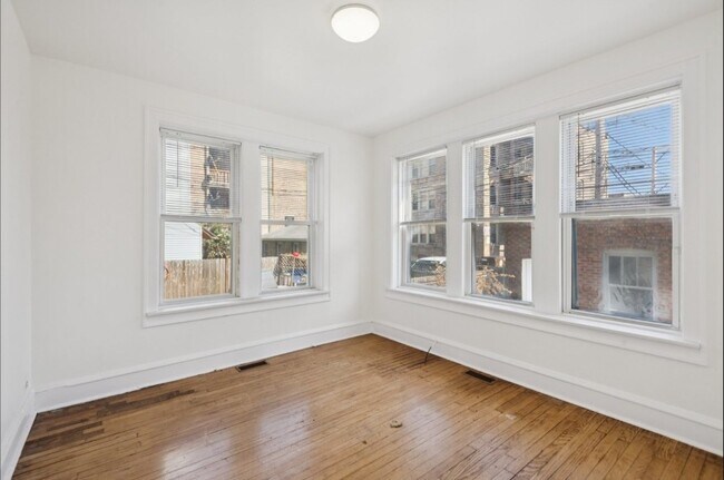 Building Photo - 2249 W Arthur Ave