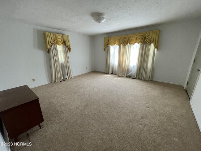Foto del edificio - 1400 Old Fayetteville Rd