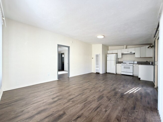Building Photo - Spacious Single Level in Duplex!