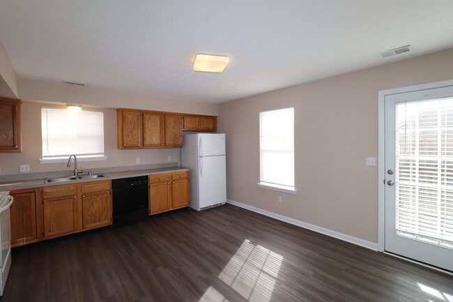 Foto del edificio - 100-102 Aubrey Dr