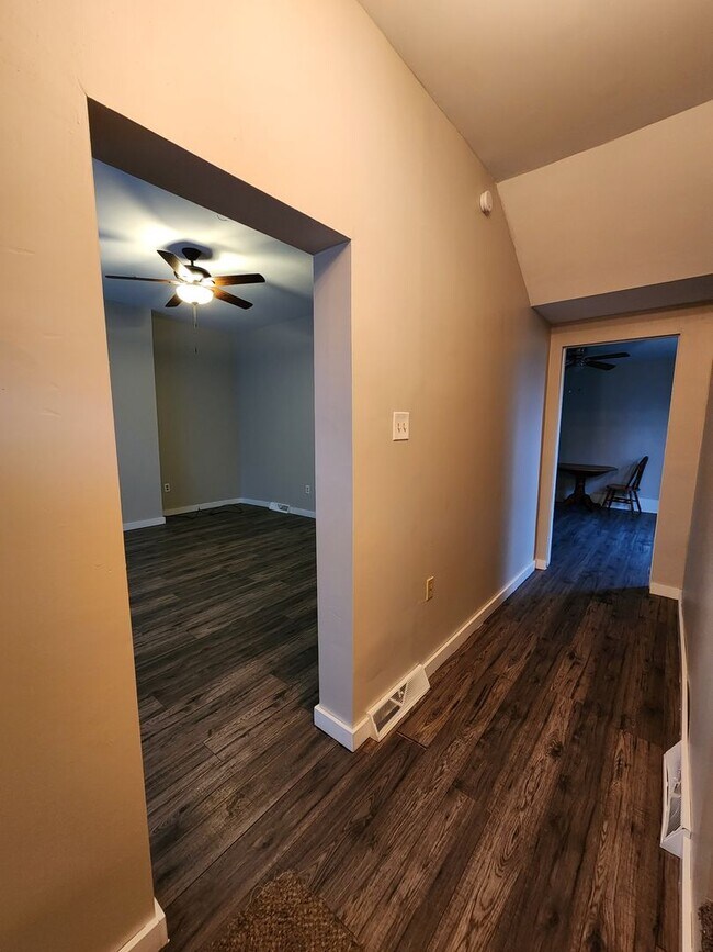 Building Photo - 3 bedroom home with large backyard on quie...