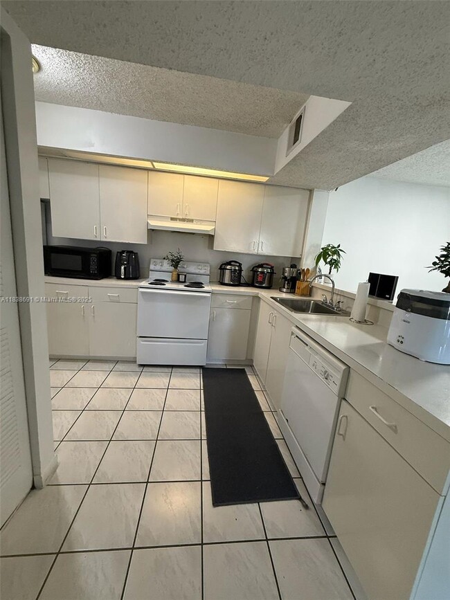 Foto del edificio - 18830 NW 57th Ave