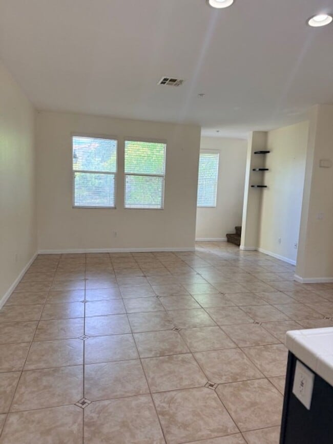 Foto del edificio - Eastlake Vistas condo available now