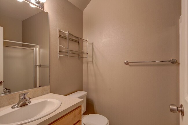 Building Photo - Beaverton Townhome-3/2.5-Garage