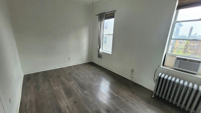 Building Photo - 437 53rd St