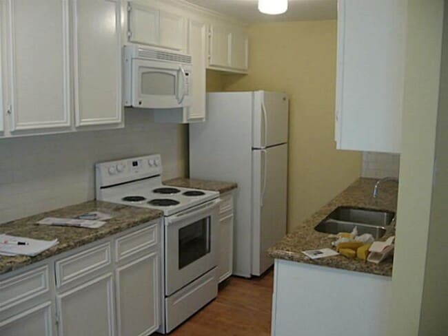 Building Photo - 2 Bedroom, 2 Bath Apartment in Munger Place!