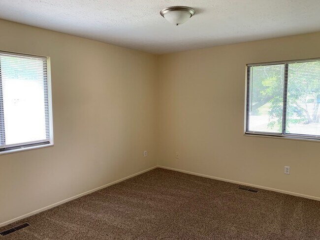 Building Photo - 217 Eisenhower Dr