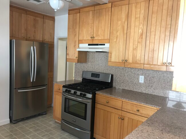 Foto del edificio - 1132 E Elmwood Ave