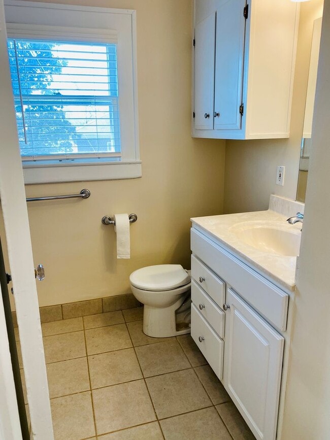 Building Photo - Highlands 2 bedroom 1 bath