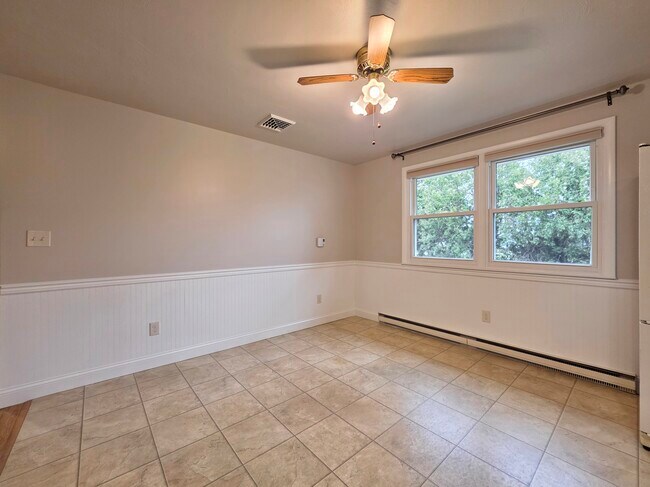 Building Photo - 2 Colonial Ave