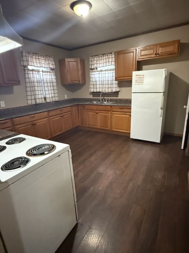 Building Photo - 2 Bedroom House with Fenced in backyard