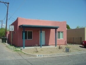 Building Photo - 2401 E 6th St