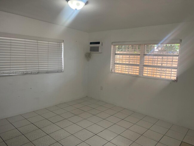 Foto del edificio - 935 NW 24th Ct