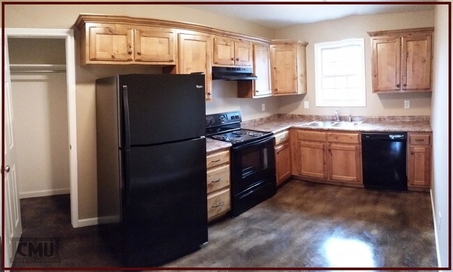 Building Photo - 2204 Hurst Ln