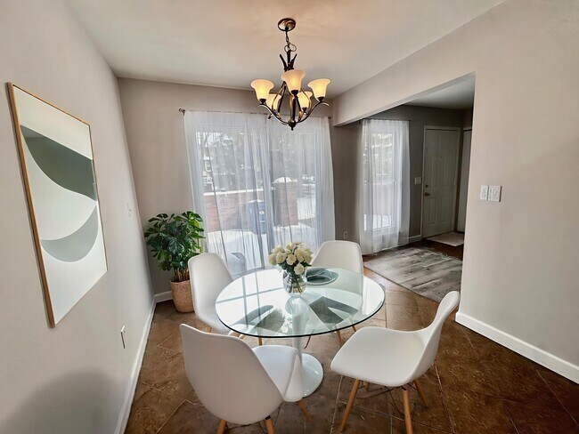 Building Photo - 41070 Southwind Dr