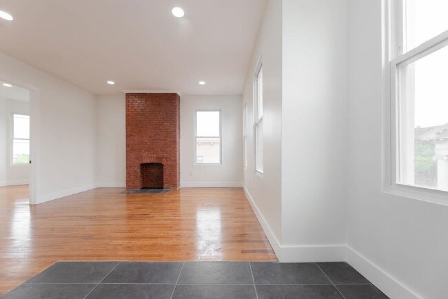 Building Photo - 120 Bowers St