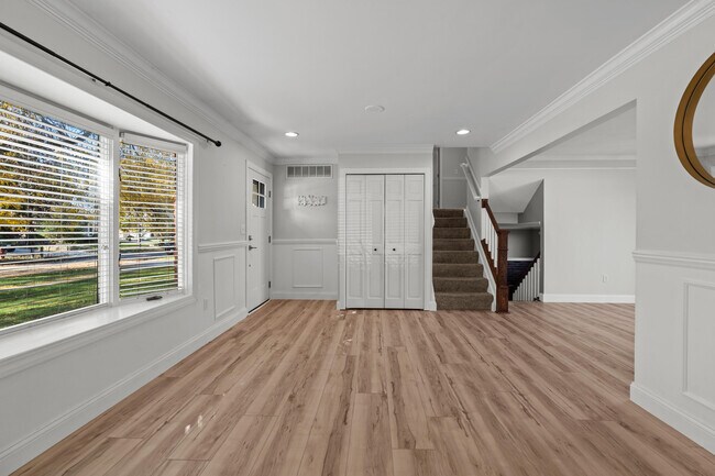 Building Photo - 230 Selkirk St