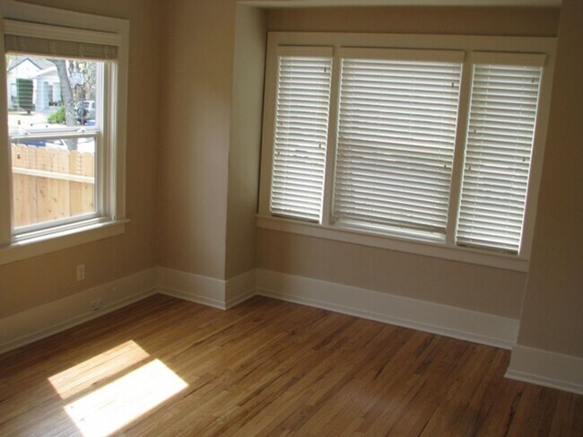 Foto del edificio - This Charming Spanish style home is locate...