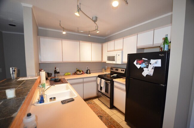 Foto del edificio - HEAT INCLUDED! Pets Negotiable! Summer Only Rental!