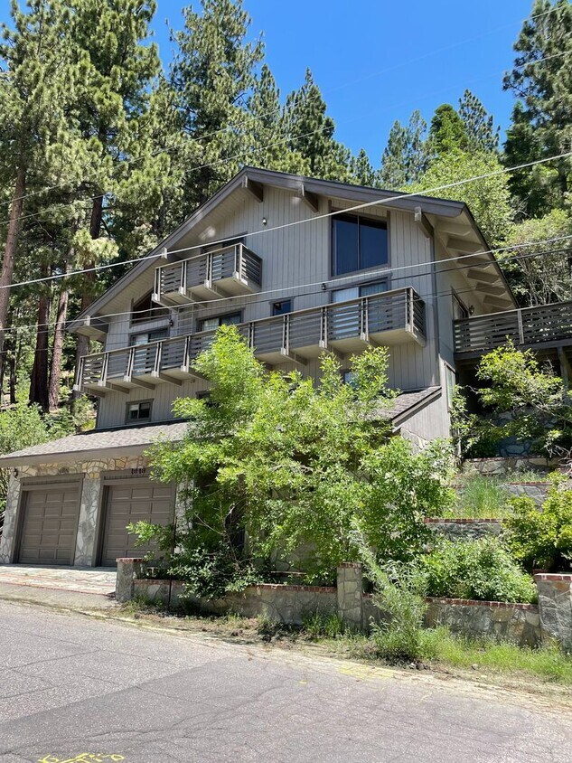 Primary Photo - Lakeviews and a beautiful forest setting n...