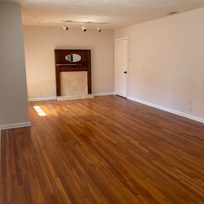 Building Photo - 115 Coyle Pl