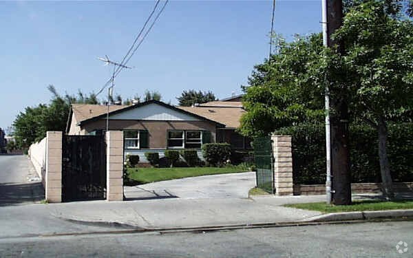 Foto del edificio - 14523 Tupper St