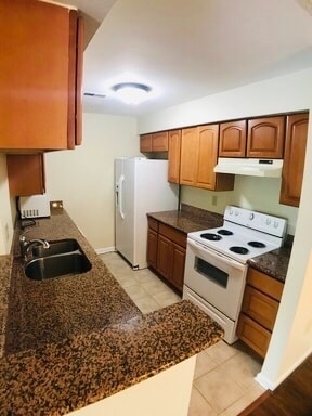 Building Photo - 1 BR 1 BA condo with attached garage! Grea...
