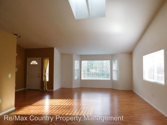 Building Photo - 15025 Maple Ridge Ln SE