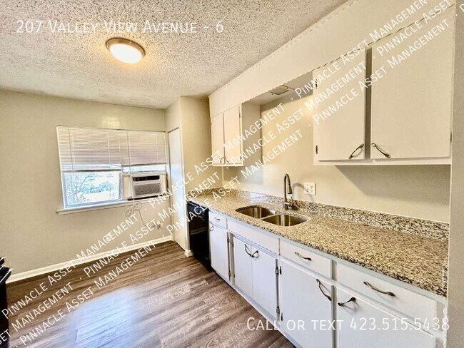 Building Photo - 207 Valley View Ave