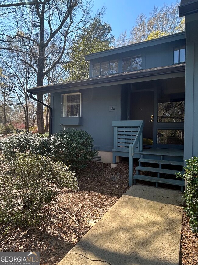 Foto del edificio - 180 Woodstone Dr