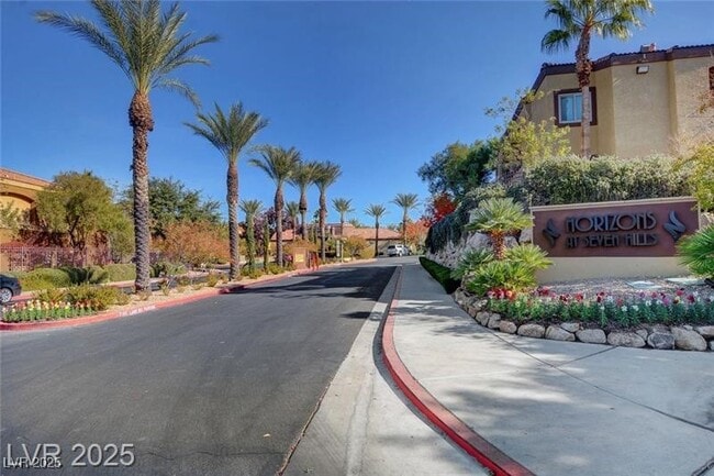 Building Photo - 950 Seven Hills Dr