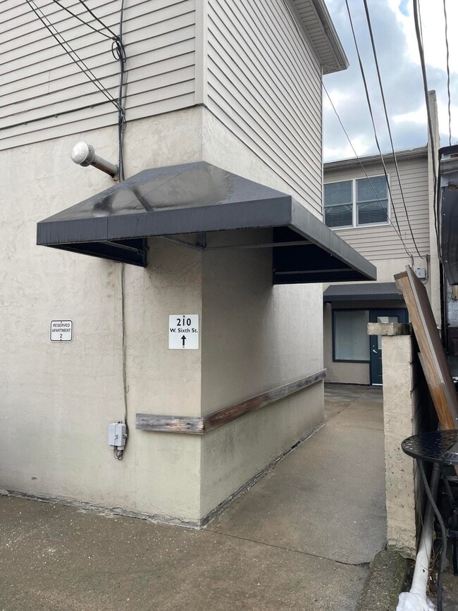 Building Photo - 210 W 6th St