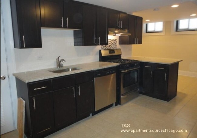 Building Photo - 877 W Lill Ave