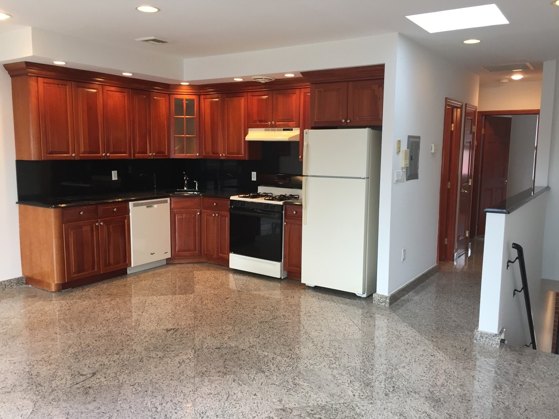 Kitchen - 14-08 Clintonville St