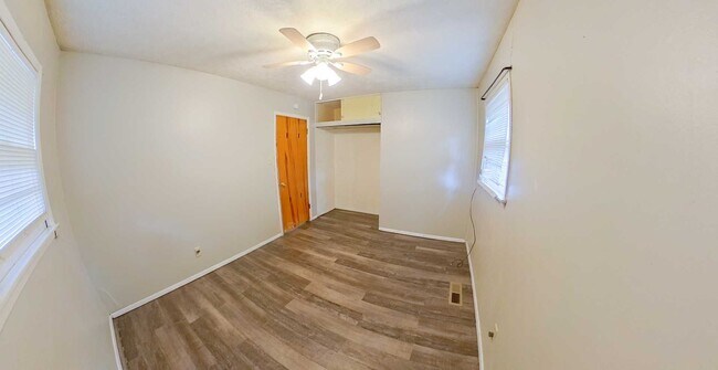 Foto del edificio - Close to Campus! Pet Friendly + Washer & Dryer Included + Off-Street Parking! Available August 1st!
