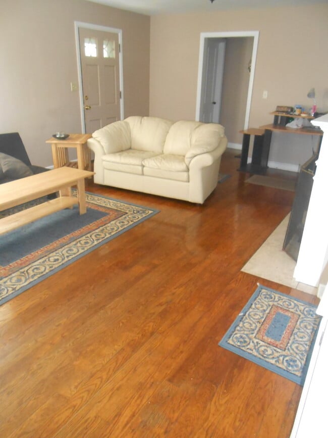 Building Photo - 3 Bedroom, 1 Bathroom Home in Third Ward with Large Yard, Garage, & Central Air