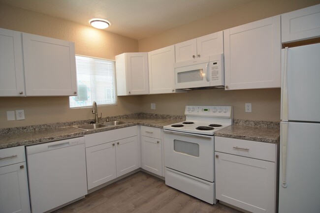 Building Photo - Recently Remodeled 2 Bedroom 1 Bath Fourpl...