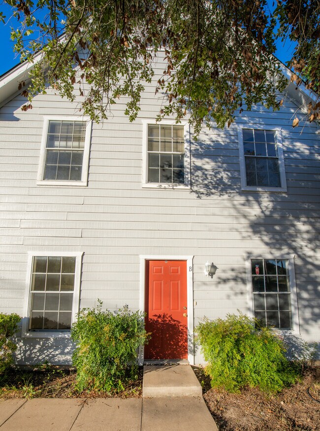 Foto del edificio - 3001 Whisper Oaks Ln