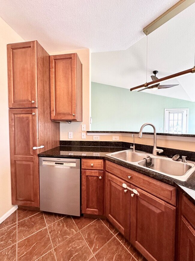 Building Photo - 2 Bedroom 2 Bathroom Top Floor Condo with ...